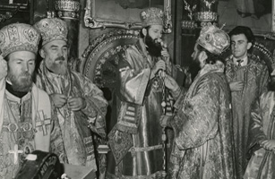  Герман прима жезло приликом устоличења у Саборној цркви у Београду, 14. септембар 1958