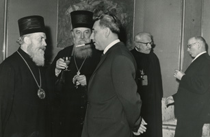  СИВ-а Александар Ранковић са црквеним великодостојницима на свечаном пријему поводом заседања Архијерејског сабора Српске православне цркве, Београд 16. мај 1961