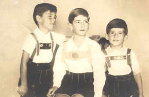  краља Александра и краљице Марије: краљевић Томислав, престолонаследник краљевић Петар и краљевић Андреј, 1933