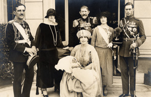  Петар на крилу румунске краљице Марије након крштења, 21.10.1923