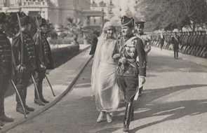  Павле и кнегиња Олга на дан венчања пролазе поред шпалира краљеве гарде код Старог двора, 22. Октобар 1923